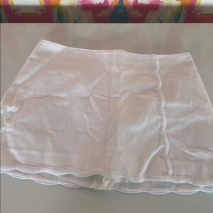 White Scalloped Hem Skort from Lilly Pulitzer. Nwt. Size 8. Zipper back.